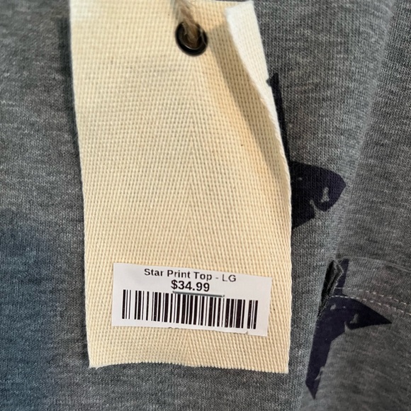 Easel star print top! - Picture 3 of 10